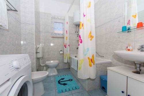 Three-Bedroom Apartment in Okrug Gornji I - image 7