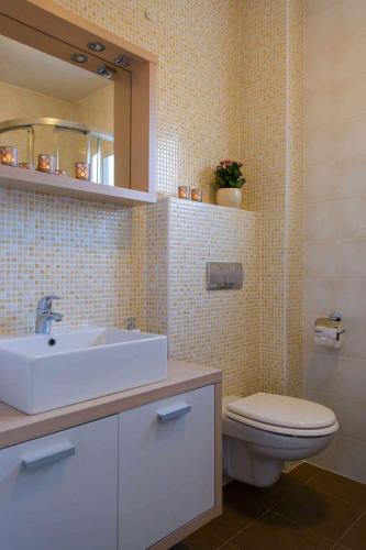 Two-Bedroom Apartment in Okrug Gornji II - image 5
