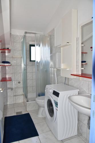 One-Bedroom Apartment - Blue image 2