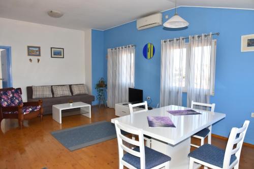 One-Bedroom Apartment - Blue image 7