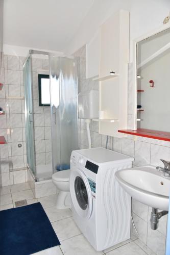 One-Bedroom Apartment - Blue image 4