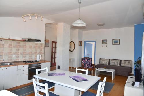 One-Bedroom Apartment - Blue image 3