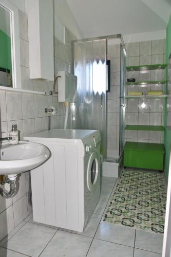 One-Bedroom Apartment image 10