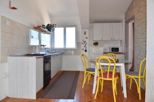 One-Bedroom Apartment image 3