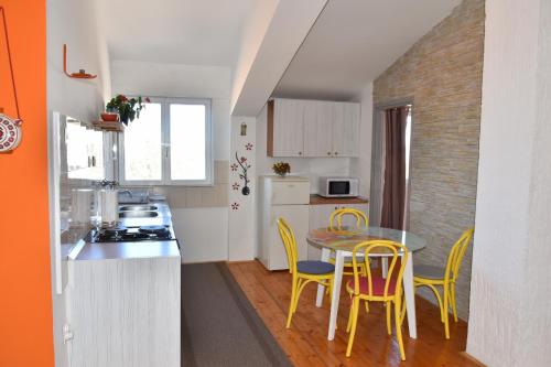 One-Bedroom Apartment image 4