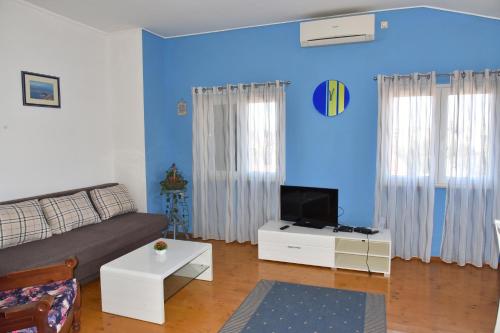 One-Bedroom Apartment - Blue image 1