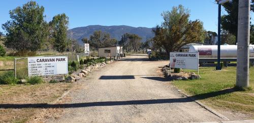 Mt Mittamatite Caravan Park - Hotel - Corryong