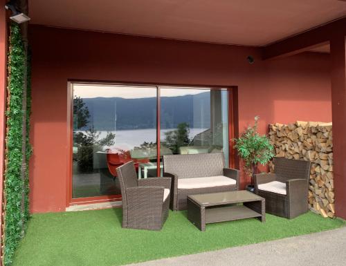 Apartment with Lake View