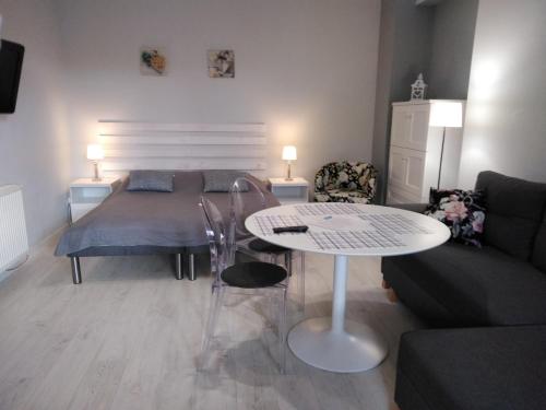 2 twin beds, 1 sofa bed