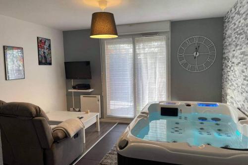 Joli T2, jacuzzi, lit rond, jardin, parking prive, metro