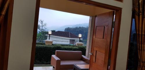 B&B Puncak - BoBo queen house 3 ( villa baba II) mountain view - Bed and Breakfast Puncak