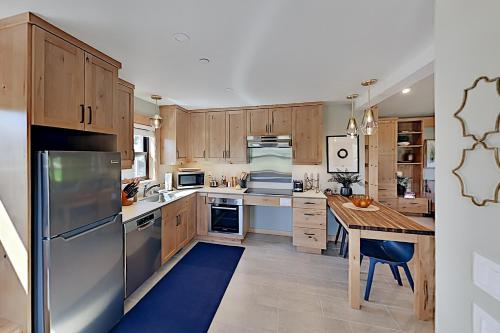 Designer Cottage with Accessible Kitchen & Bathroom cottage - image 8