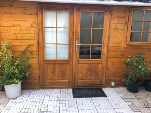 Small wooden with green roof gîte à louer Areeiro