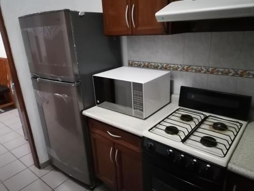 Bonita casa amueblada para 12 personas a 3 Kms del centro Cuernavaca in Santa Maria Ahuacatitlan