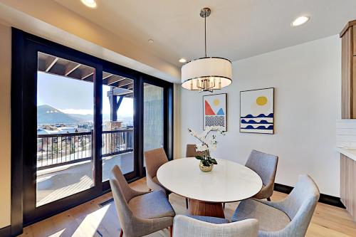 Luxe Fairway Springs Townhome - Golf & Spa townhouse - image 2