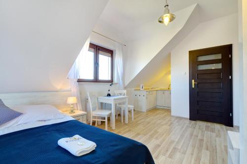 2 twin beds, 1 sofa bed
