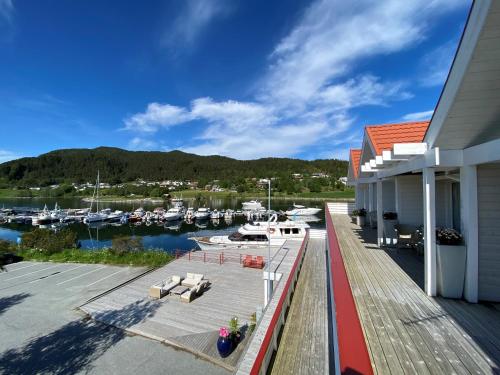 Sunde Fjord Hotel - image 2