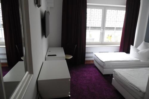 Double or Twin Room image 4