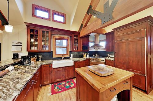 Dreamy Ski-In Ski-Out Getaway - Private Hot Tub home - image 5