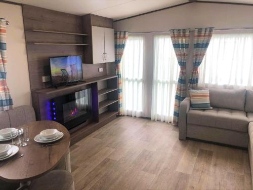 Larch Superior Holiday Home - image 3