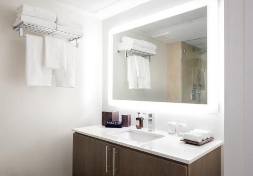 Deluxe Queen Room with Two Queen Beds and Hearing Impaired - Pool Side, 5th Floor