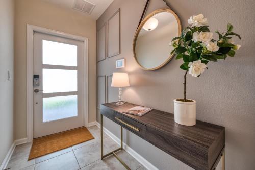Modern and spacious 2 bedroom Condo By Disney - image 2