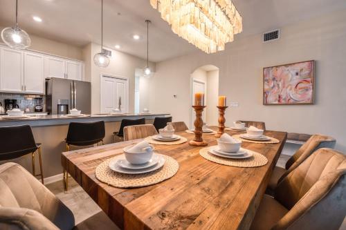 Modern and spacious 2 bedroom Condo By Disney - image 8