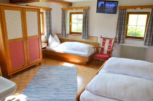 5 bedrooms, 6 beds