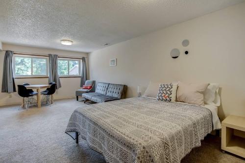 Bright & Cozy Studio Apartment in Colorado Springs