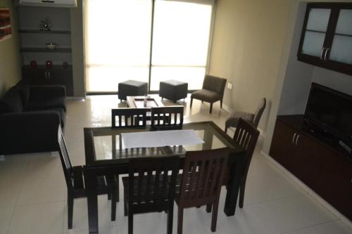 2 bedrooms, 5 beds
