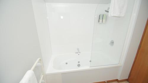Queen Studio with Spa Bath image 4