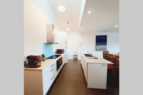Modern 3 bedroom apartment, beach, surf & shops