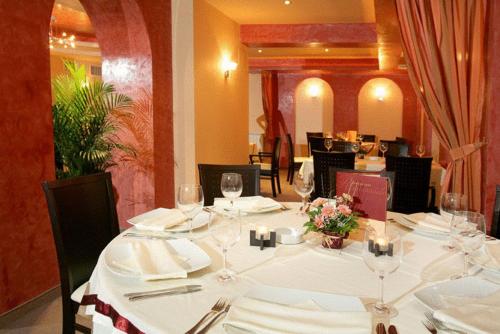 Riverside Hotel - image 2