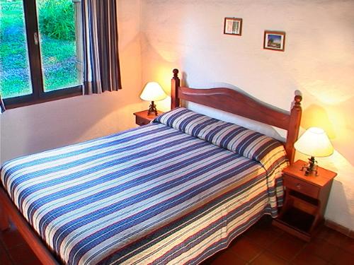 1 queen bed, 4 sofa beds