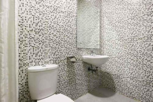 Blitz Hotel Tanjung Uncang - 화장실