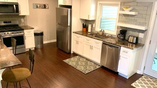 The Orange Door-Sleeps 10 in Louisville, USA