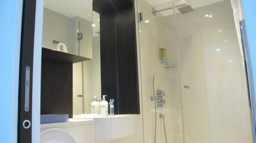 BLOOMSBURY APARTMENTS - image 8
