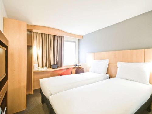 ibis London Heathrow Airport - image 9