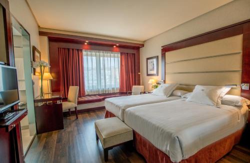 1 queen bed, 1 twin bed