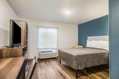 Queen Room with Roll-In Shower - Accessible/Non-Smoking