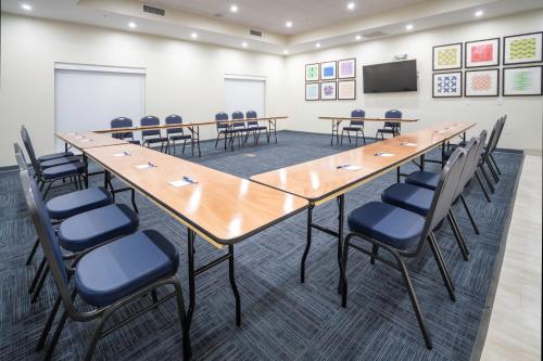 Holiday Inn Express and Suites Fort Myers Airport By IHG - 회의실/연회장