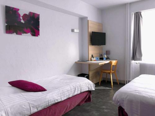 1 queen bed, 1 twin bed