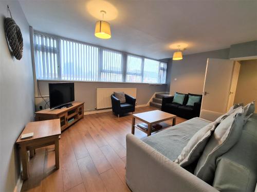 3 Bedroom Apartment Coventry - Hosted by Coventry Accommodation