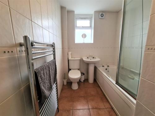 3 Bedroom Apartment Coventry - Hosted by Coventry Accommodation