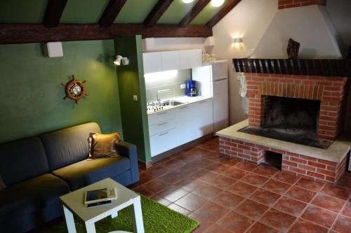 Holiday house in Pucisca with terrace, WiFi, washing machine (887-1)