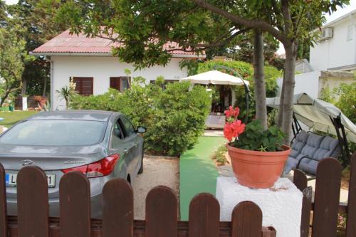 Apartment with Terrace room in Apartment in Sabunike with Terrace Air conditioning Wi-Fi Washing machine (231-1)