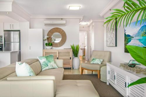 Glamorous Unit with Pools, Balcony and Ocean Vistas