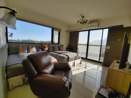 My happiness baking room near Yanzihkou Trail (Swallow Grotto)