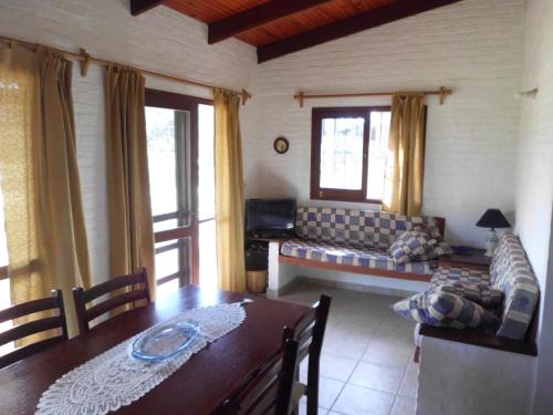 المرافق, Adi y Dina Cabanas in La Paloma