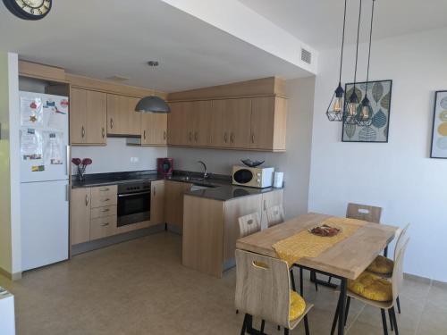 Kitchen, Deltafamily ¡ barbacoa,piscina, wifi Chromecast !! in Els Muntells